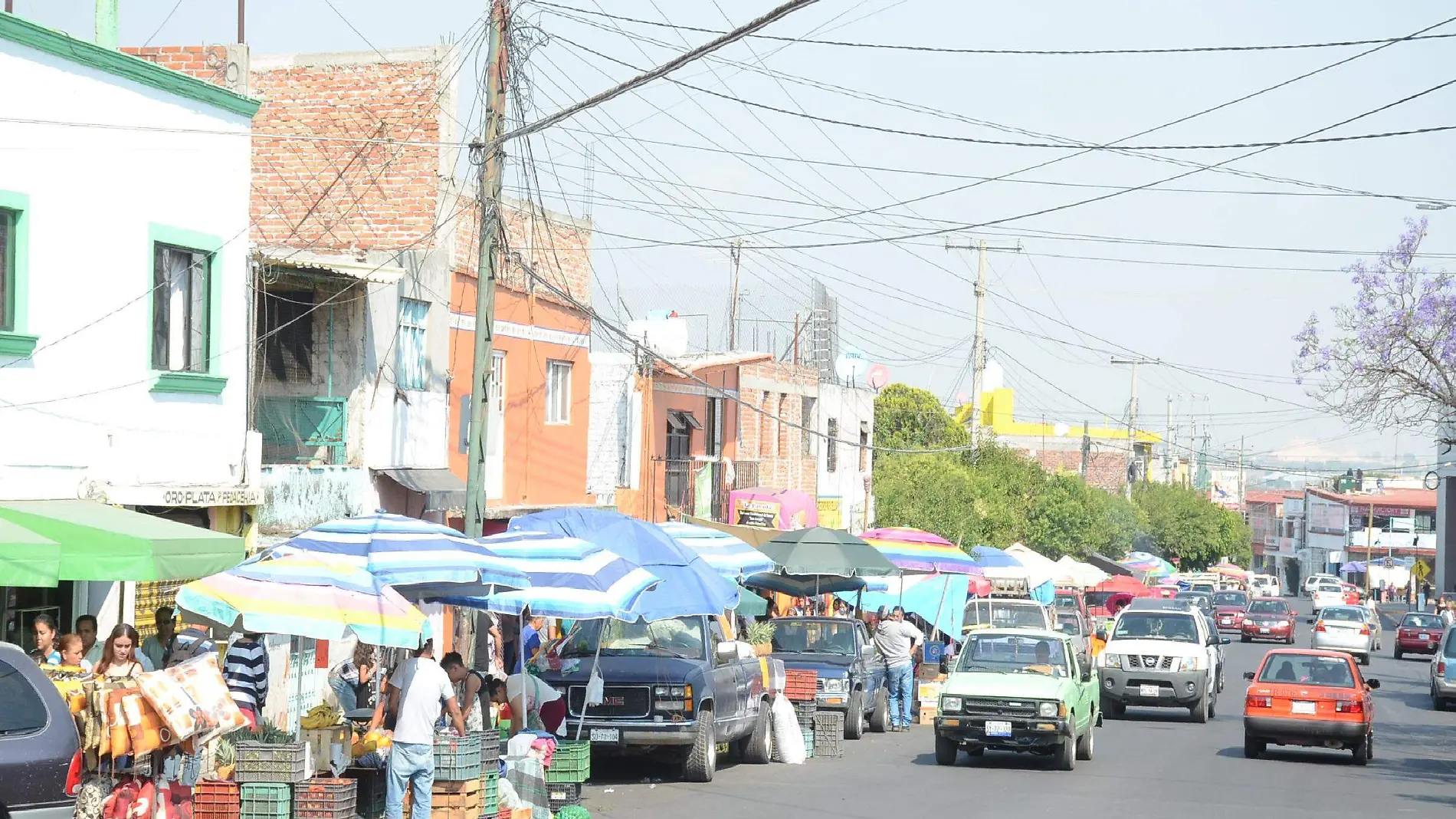 Los comercios establecidos requieren que se despejen estas arterias.